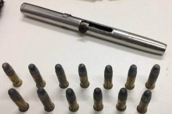 Os dois suspeitos presos responderão por porte ilegal de arma de fogo e tráfico de drogas