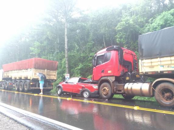 Engavetamento deixa dois feridos na RS 324 entre Marau e Passo Fundo - foto 3