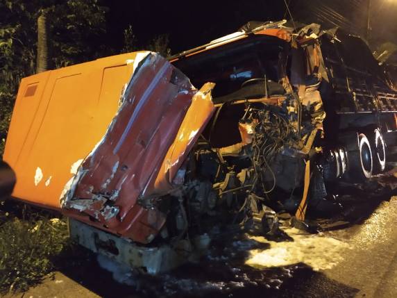 Caminhoneiro de Independência morre após colisão
entre dois caminhões em Guaramirim (SC) - foto 2
