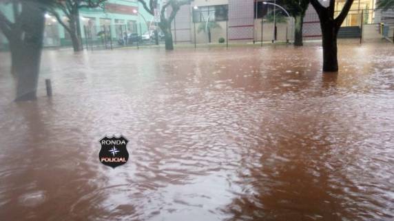 Carros ficam em baixo d'água no centro de Xanxerê - foto 3