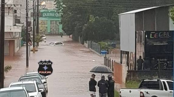 Carros ficam em baixo d'água no centro de Xanxerê - foto 2