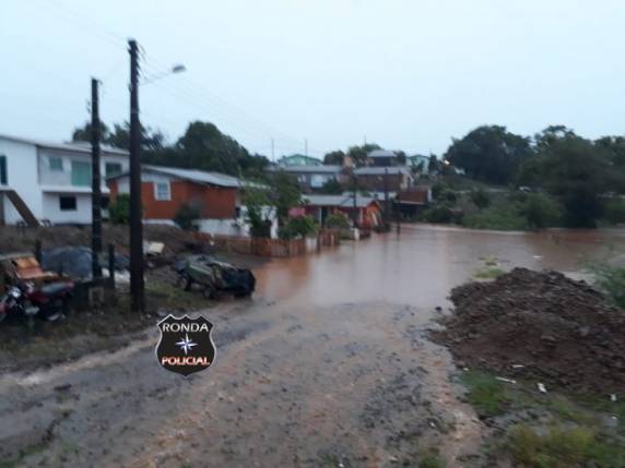 Carros ficam em baixo d'água no centro de Xanxerê - foto 5