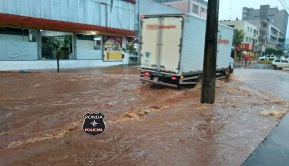 Carros ficam em baixo d'água no centro de Xanxerê - foto 6