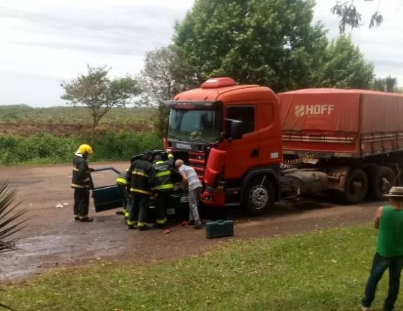 Grave acidente envolve automóvel e carreta na RS 342, no trevo de Catuípe - foto 2