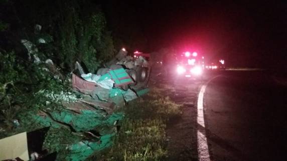Caminhoneiro fica ferido depois uma saída de pista na BR 386 em Pouso Novo - foto 2
