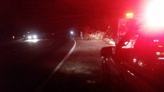 Caminhoneiro fica ferido depois uma saída de pista na BR 386 em Pouso Novo - foto 3