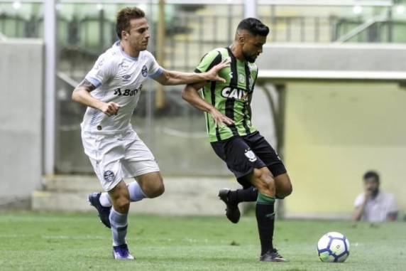 Com gol de pênalti, a equipe de Renato Portaluppi ficou no 1 a 1, em Belo Horizonte, e abriu sete pontos de diferença para o líder Palmeiras