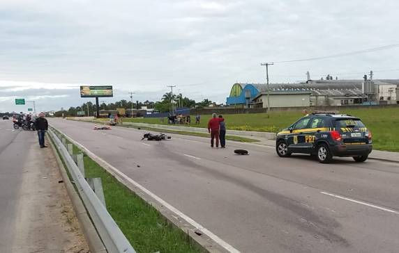 Vítimas eram um jovem de 20 anos e um homem de 27. Segundo a PRF, motos trafegavam lado a lado no sentido interior-capital, quando se tocaram e condutores perderam os controles 

dos veículos