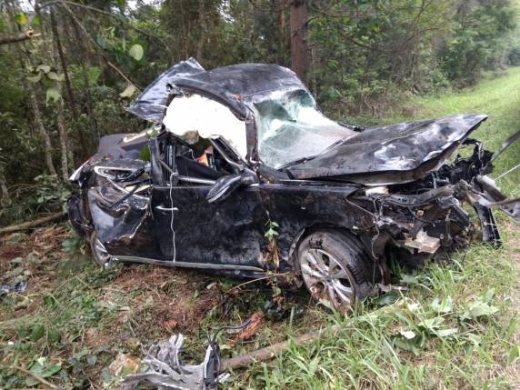 Jovem de 26 anos estava sozinho em veículo, que bateu contra uma árvore neste domingo