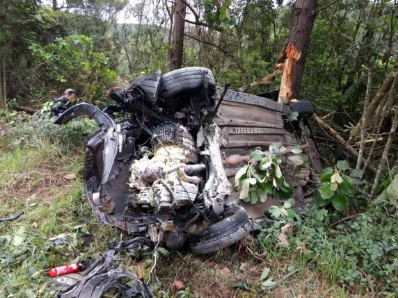 Jovem de 26 anos estava sozinho em veículo, que bateu contra uma árvore neste domingo