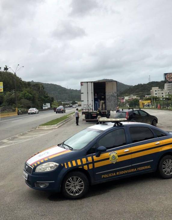 Ação conjunta PRF e Receita apreende bebidas contrabandeadas e roupas falsas na BR 101 em Itapema - foto 3