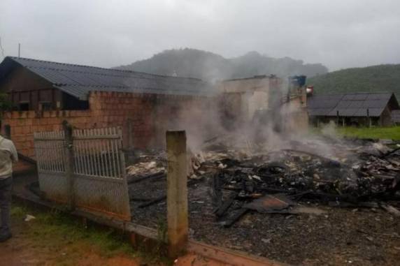 Vizinhos invadiram a casa e retiraram a criança, de quatro anos
