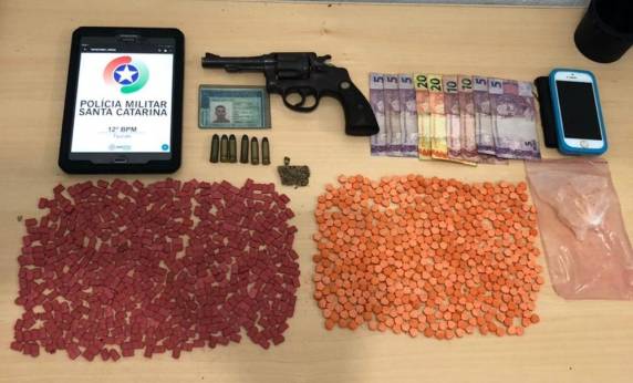 PM prende suspeitos e faz
apreensões de drogas sintéticas em Tijucas e Balneário Camboriú - foto 2