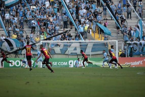 Com reservas, a equipe de Renato levou 4 a 3 do time pernambucano e segue em quinto no Brasileirão