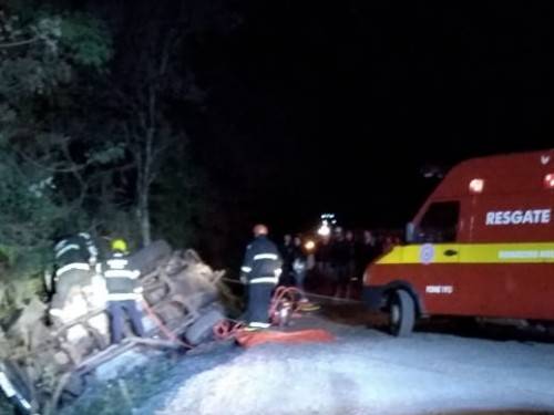 Uma caminhonete capotou com a colisão