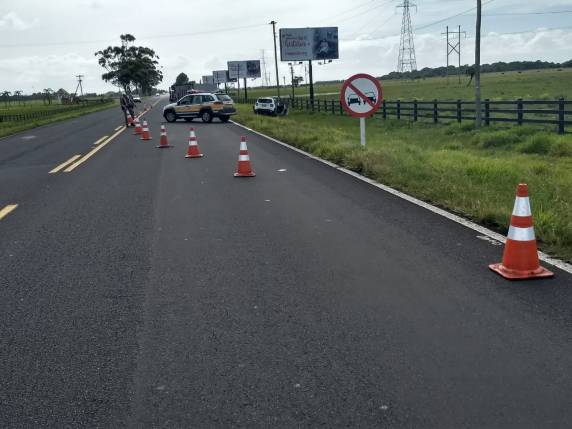 Jovem morre em acidente entre carro e caminhão na Estrada do Mar - foto 3