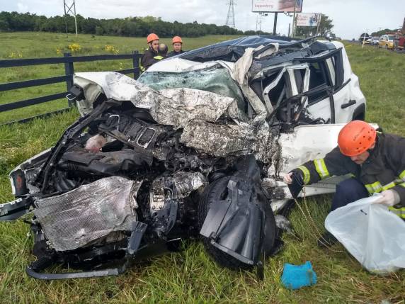 Jovem morre em acidente entre carro e caminhão na Estrada do Mar - foto 2