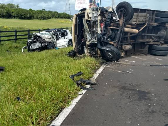 Acidente ocorreu por volta das 8h no município de Osório e deixou ainda outra pessoa gravemente ferida, que estava no 

mesmo veículo. Vítima tinha 21 anos e identidade não foi divulgada