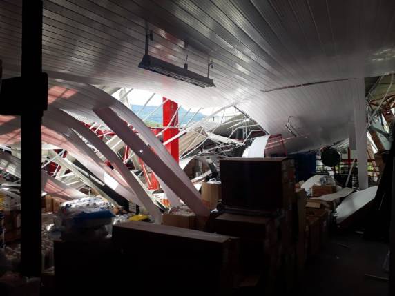 Telhado de loja desaba em Ascurra; clientes e funcionários conseguem sair a tempo - foto 2