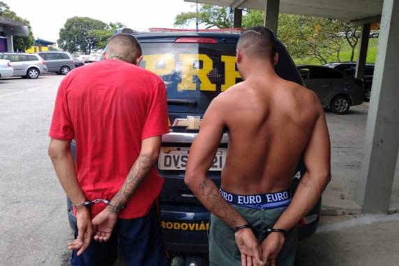 PRF recupera no mesmo dia na BR 101 em São José dois automóveis roubados e prende quatro envolvidos - foto 2
