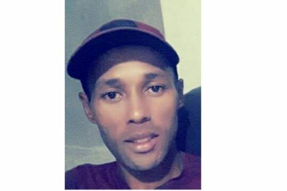 Daniel Conceição, de 28 anos, foi alvejado por um tiro que atingiu seu coração. Autor do crime fugiu 

e está sendo procurado pela polícia