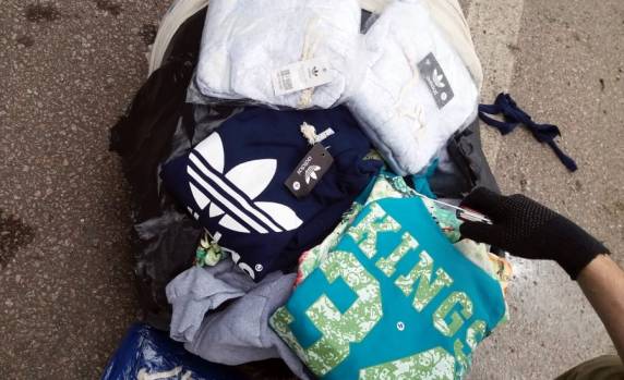 Operação contra crimes fiscais apreende roupas falsificadas em ônibus com estrangeiros na BR 101 em Paulo Lopes - foto 2