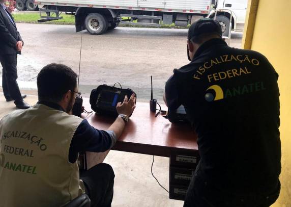 Operação contra crimes fiscais apreende roupas falsificadas em ônibus com estrangeiros na BR 101 em Paulo Lopes - foto 6