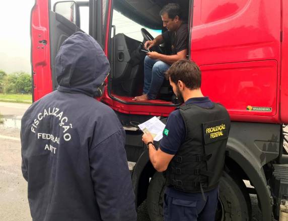 Operação contra crimes fiscais apreende roupas falsificadas em ônibus com estrangeiros na BR 101 em Paulo Lopes - foto 7