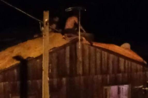 Pelo menos 150 casas foram danificadas pelo temporal que atingiu o município na noite desta terça-feira (30)