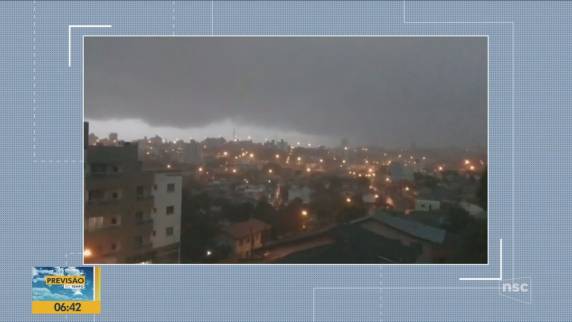 Chuva e
granizo provocam estragos em SC; cidades do Oeste têm rodovias interditadas e falta de luz - foto 3
