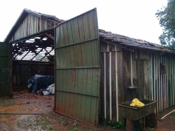 Vendaval localizado deixa rastro de destruição no interior de
Horizontina - foto 3