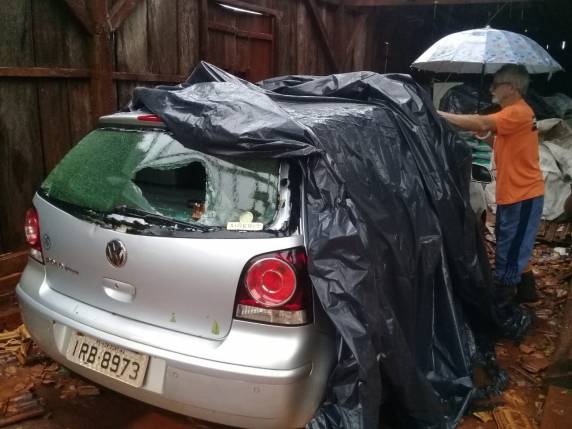 Vendaval localizado deixa rastro de destruição no interior de
Horizontina - foto 8