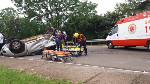 Duas pessoas ficam feridas em colisão
envolvendo dois veículos em Passo Fundo - foto 2