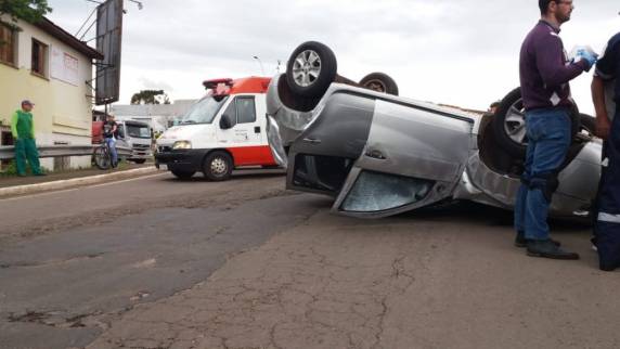 Duas pessoas ficam feridas em colisão
envolvendo dois veículos em Passo Fundo - foto 3