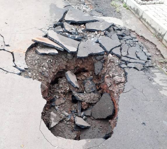 Asfalto cede e caminhão cai em cratera em Ijuí - foto 4