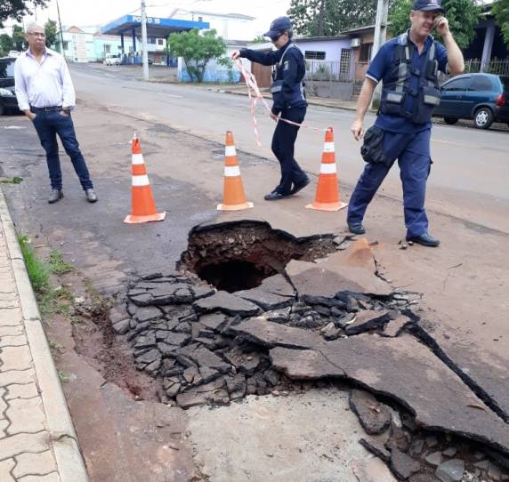 Asfalto cede e caminhão cai em cratera em Ijuí - foto 3