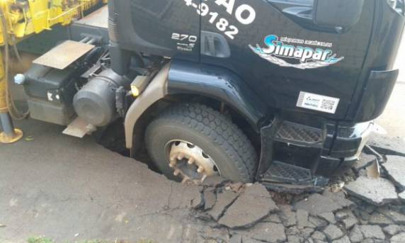 Asfalto cede e caminhão cai em cratera em Ijuí - foto 2