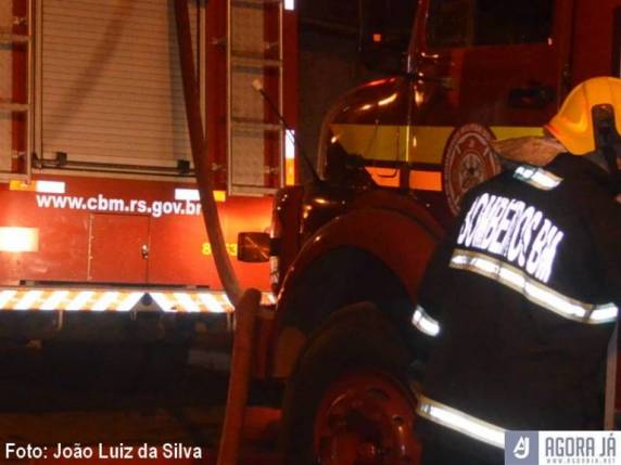 Incêndio na madrugada desta sexta-feira consome casa desabitada na Zona Norte de Panambi - foto 3
