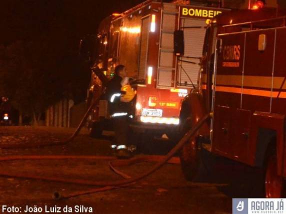 Incêndio na madrugada desta sexta-feira consome casa desabitada na Zona Norte de Panambi - foto 2