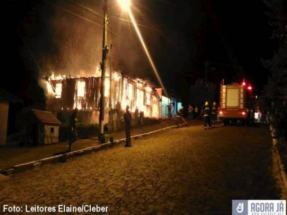 Incêndio na madrugada desta sexta-feira consome casa desabitada na Zona Norte de Panambi - foto 5