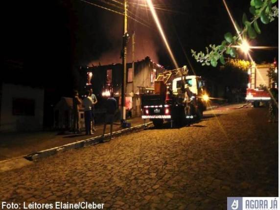 Incêndio na madrugada desta sexta-feira consome casa desabitada na Zona Norte de Panambi - foto 4