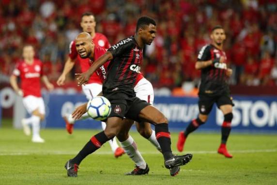 Moledo e D'Alessandro marcaram os gols colorados no Beira-Rio