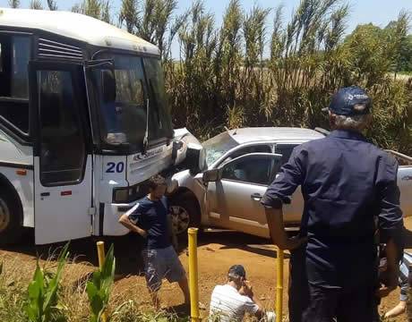 Três pessoas tiveram ferimentos, sendo o motorista da camionete encaminhado ao hospital de Cerro Largo