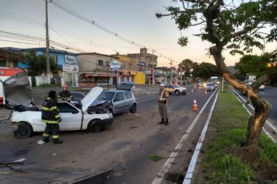 Acidente ocorreu na altura da parada 39. Trânsito foi bloqueado por volta das 6h30min para remoção dos dos 

veículos envolvidos na ocorrência e liberado às 7h10min