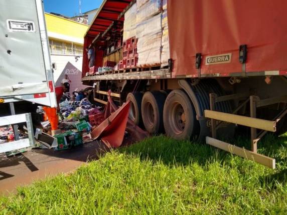 Carreta esparrama refrigerantes em via pública de Santo Ângelo - foto 2