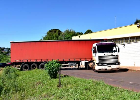 Carreta esparrama refrigerantes em via pública de Santo Ângelo - foto 4