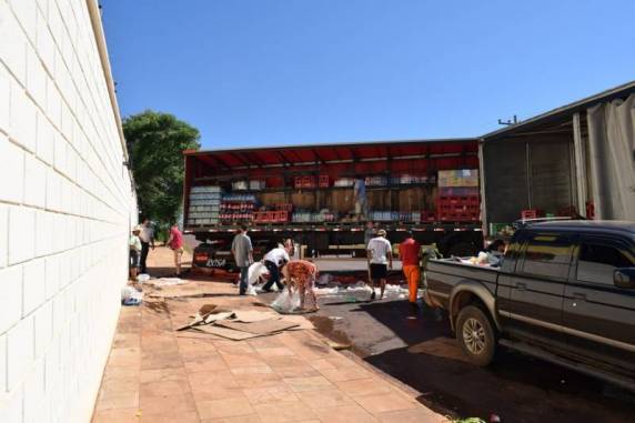 Carreta esparrama refrigerantes em via pública de Santo Ângelo - foto 3