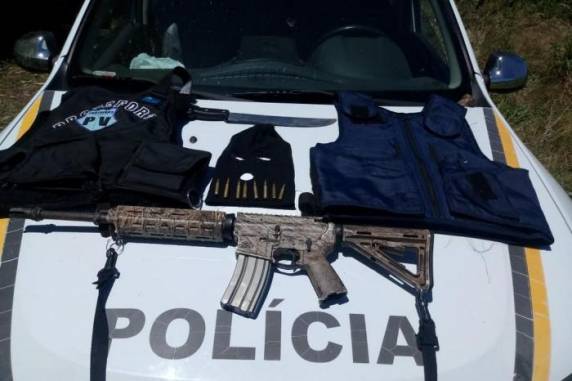 Com o homem, foi 

apreendido um fuzil, munição, um facão, dois coletes e uma máscara
