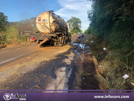 Caminhão tomba na ERS 591 em Ametista do Sul - foto 2