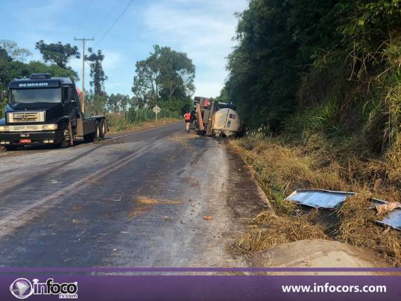 Caminhão tomba na ERS 591 em Ametista do Sul - foto 3